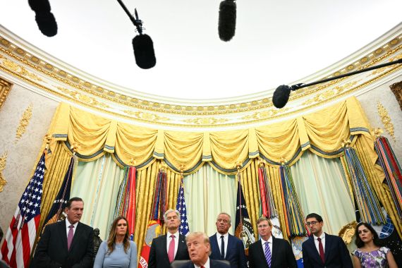 Trump assina amplo pacote de sanções contra a Rússia em razão da guerra na Ucrânia