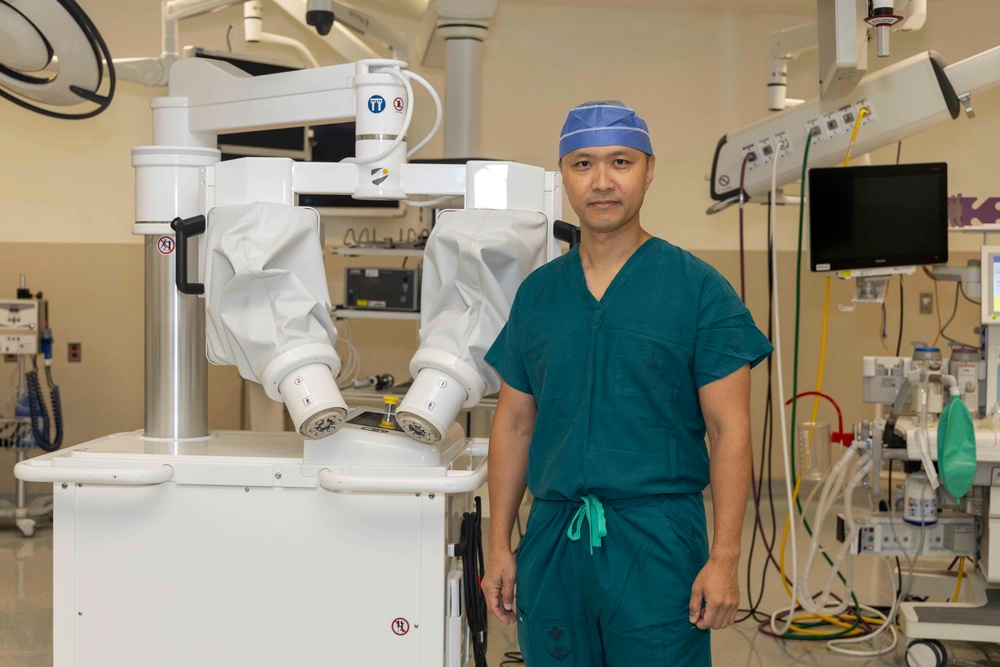 Imagem relacionada à notícia: Cirurgiões Walter Reed usam robô microcirúrgico na reconstrução de mama com sucesso
