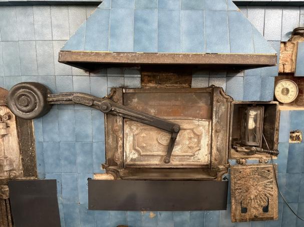 El obrador de La Estrella, un horno con un siglo y medio y una historia por delante. Todavía encendido cada mañana, es el corazón de una historia que empezó en 1825.