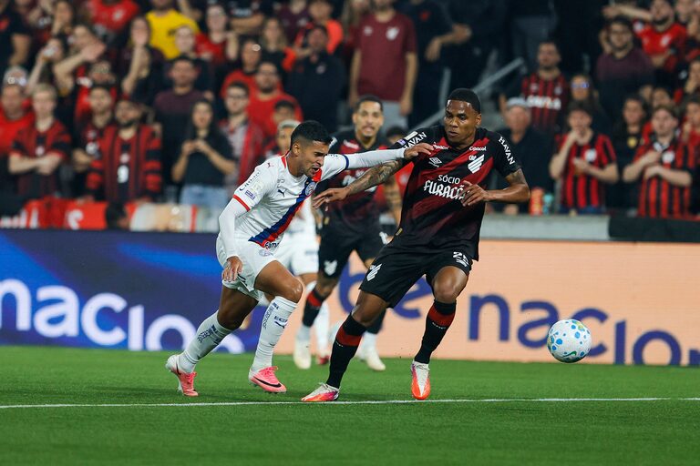 Athletico-PR bate Bahia com emoção até o fim, quebra tabu e se firma no G-4 do Brasileirão