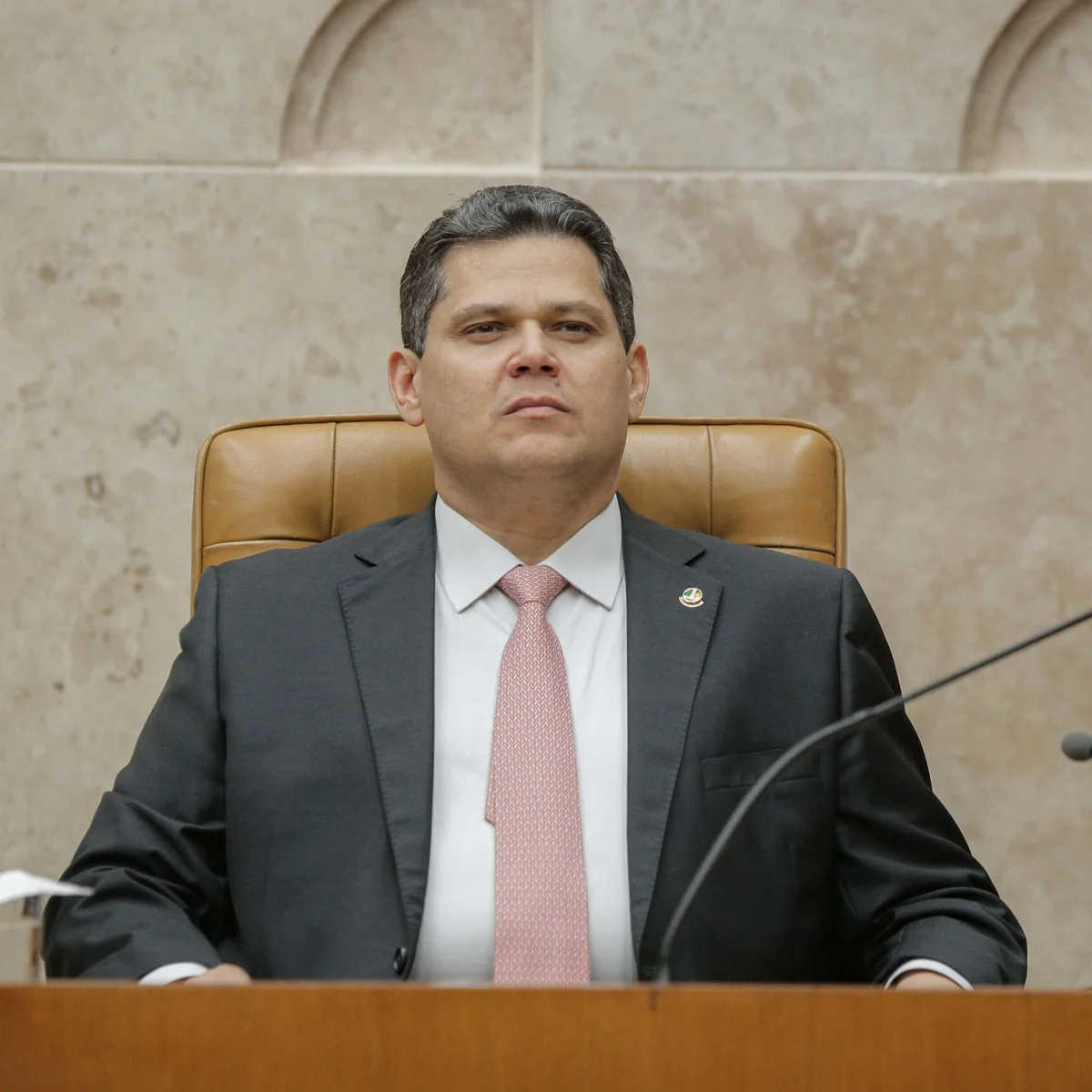 De 6x1 a Moraes: Alcolumbre acumula pressões de governo e oposição