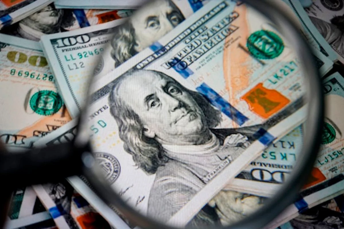 Dólar permanece estável e Bolsa cai com juros nos EUA e eleição no Brasil