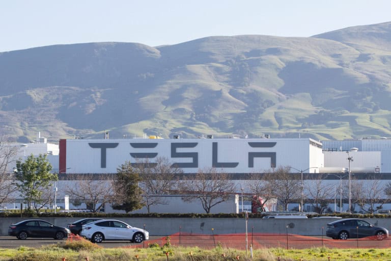 Tesla é julgada por acusações de discriminação racial contra trabalhadores negros nos EUA