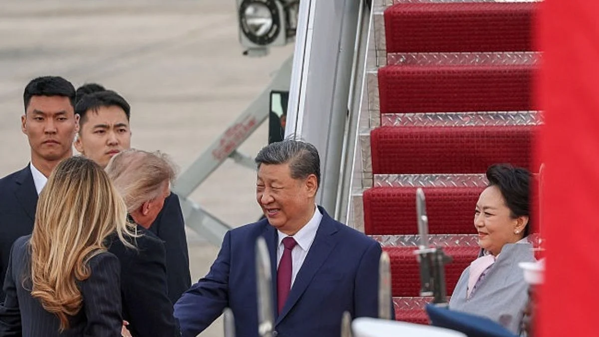 Em gesto raro, Trump recebe Xi Jinping em pista de aeroporto nos EUA