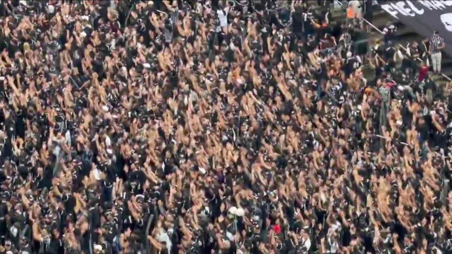 Impaciente, a torcida mostrou insatisfa&ccedil;&atilde;o ao virar de costas para o gramado da Neo Quimica Arena &ndash;
