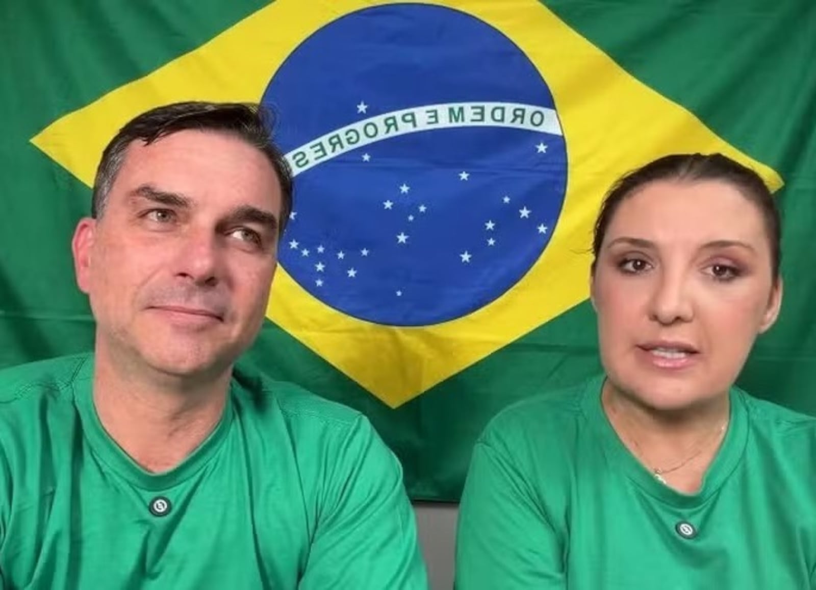 Flávio Bolsonaro e Daniella Marques, durante live nas redes sociais Reprodução