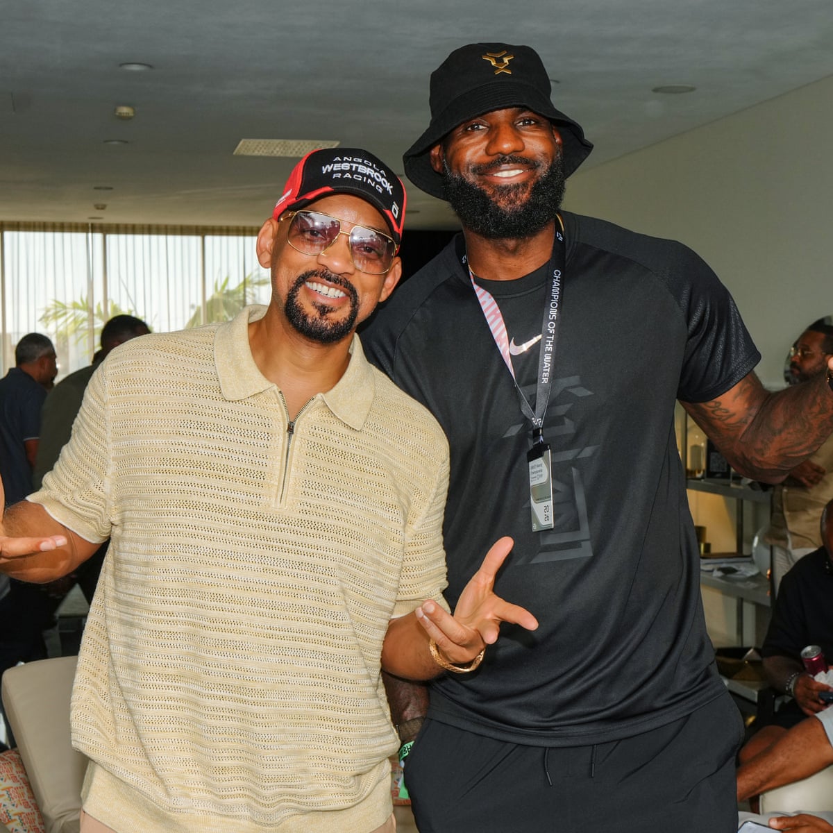 LeBron James já uma vez se indignou contra a máquina. Cada vez mais, ele ajuda a sustentá-la.