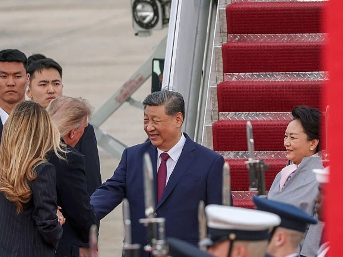 Em gesto raro, Trump recebe Xi Jinping em pista de aeroporto nos EUA