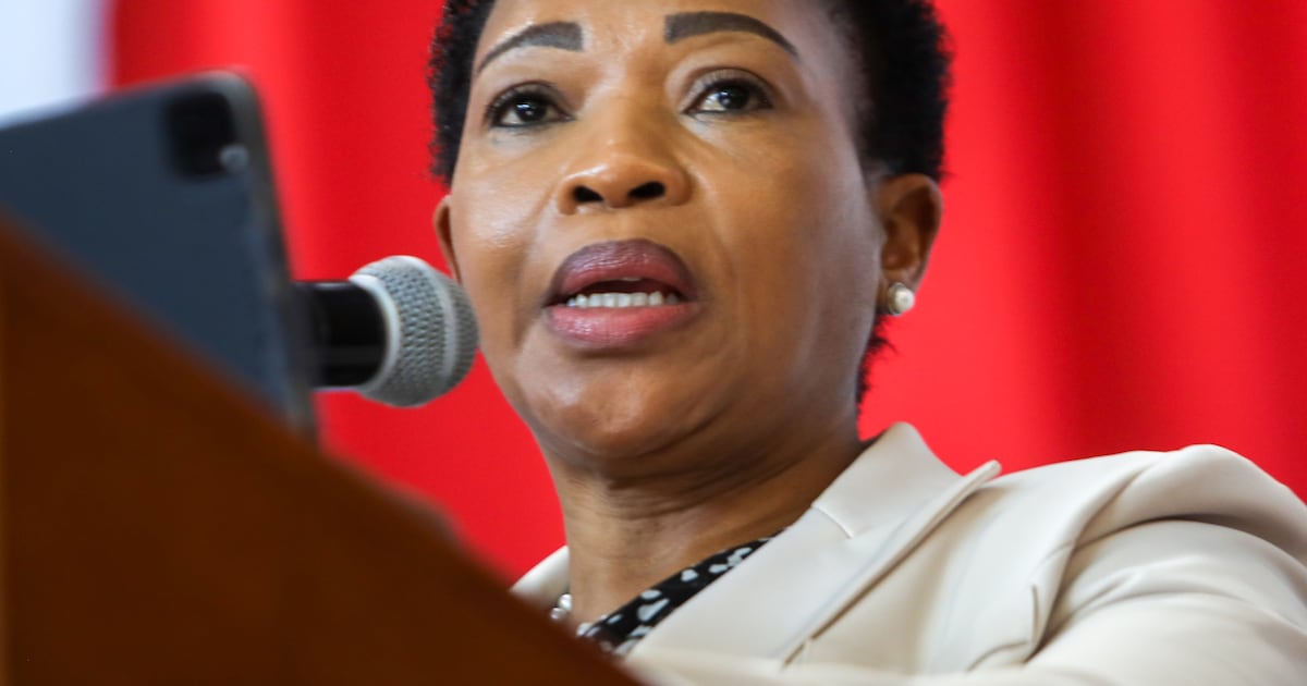 A deputada-ministra Dube-Ncube incentiva meninas a estudar disciplinas STEM