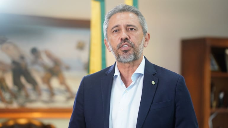Justiça tira 29 minutos de propaganda de Elmano após peça associar Ciro Gomes a Bolsonaro