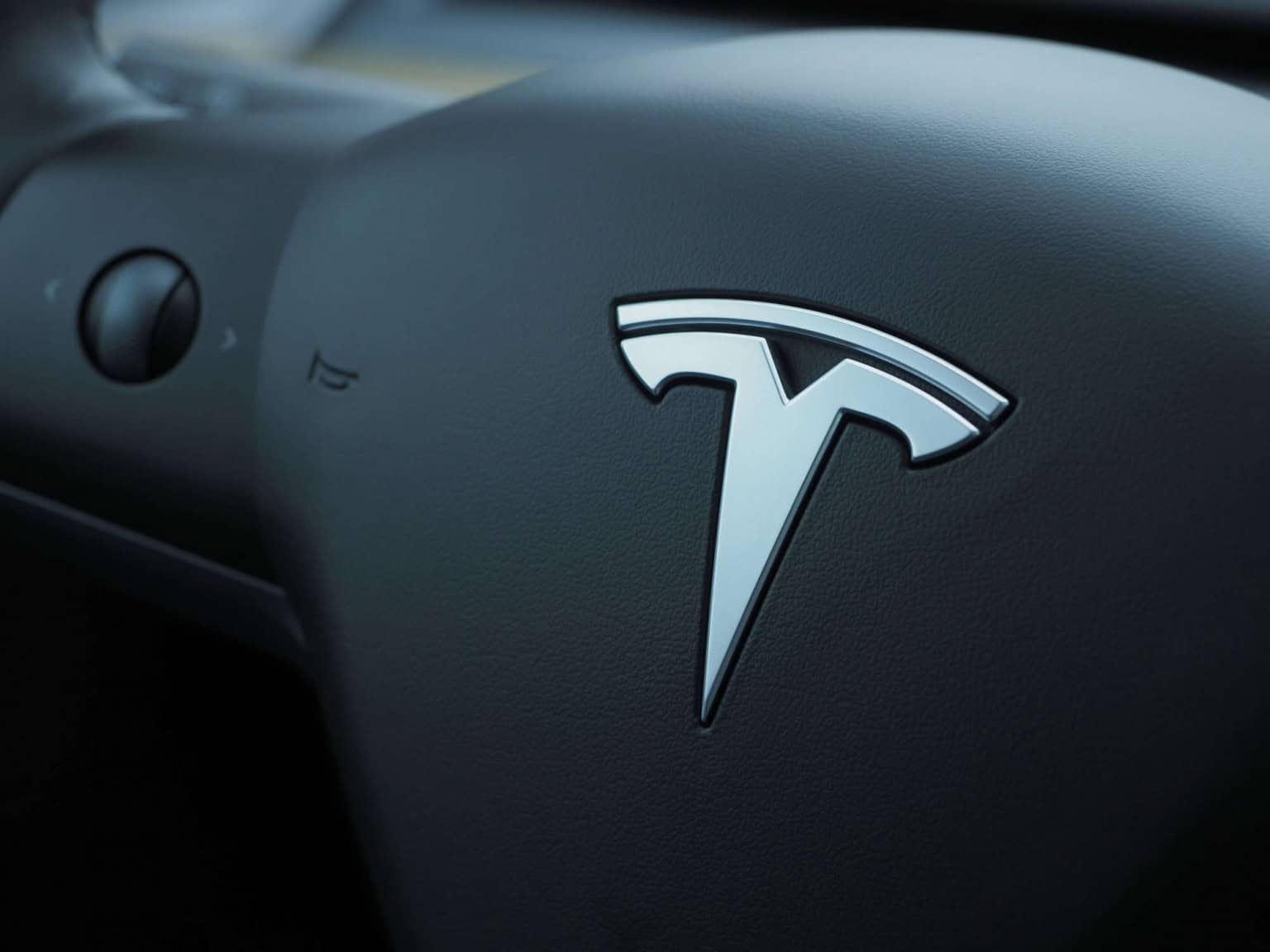 Tesla é julgada por acusações de discriminação racial contra trabalhadores negros nos EUA