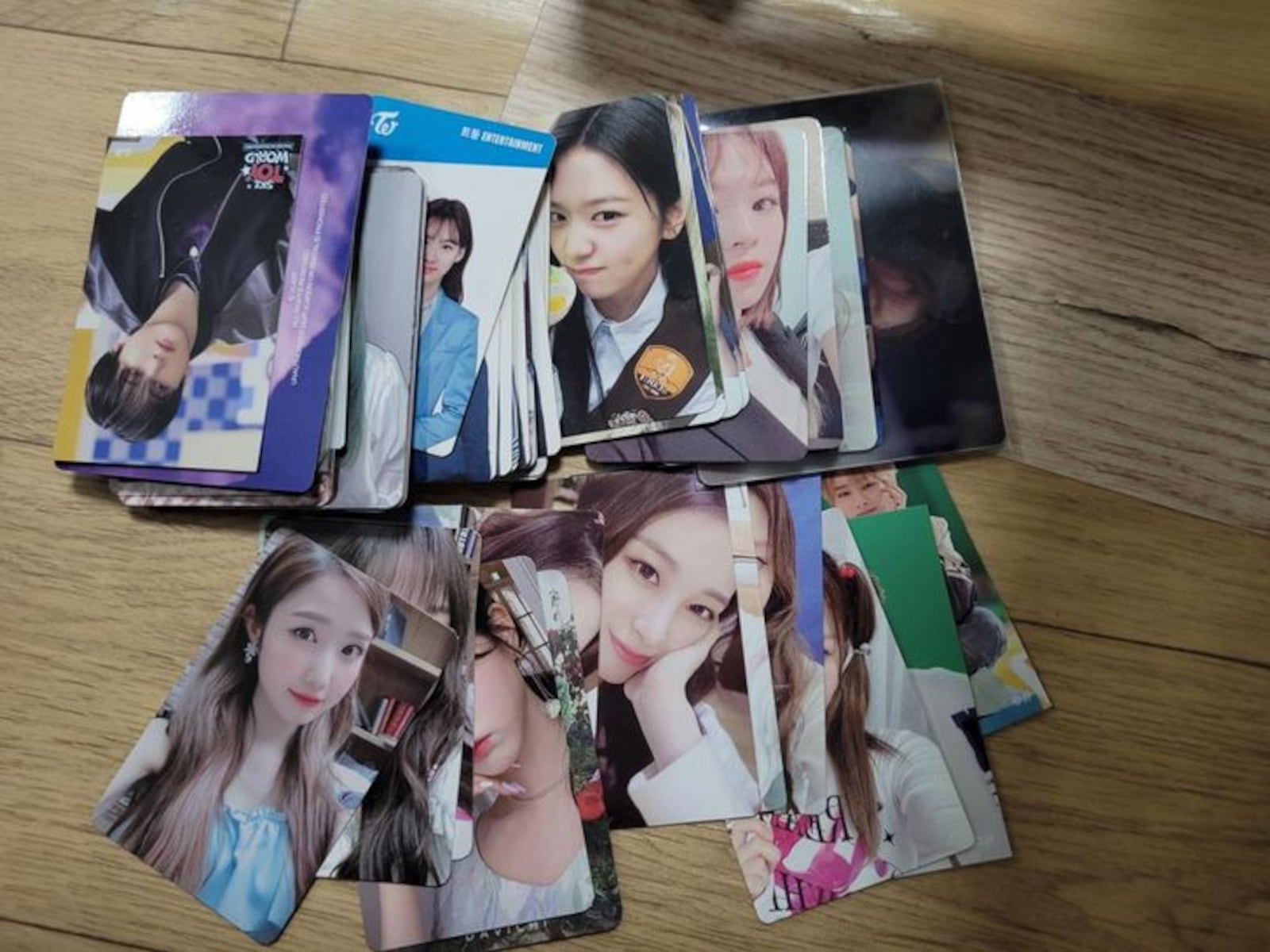 Photocards de artistas de K-pop apreendidos pela polícia na casa e em outros locais ligados ao suspeito de revender ingressos. Cortesia da Agência de Polícia Provincial de Gyeonggi Bukbu