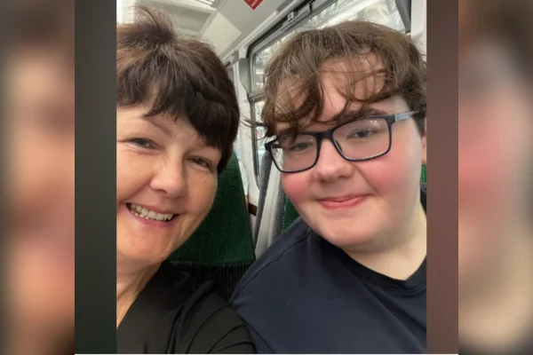 Aos 20, jovem descobre câncer terminal após médico minimizar dor no ombro