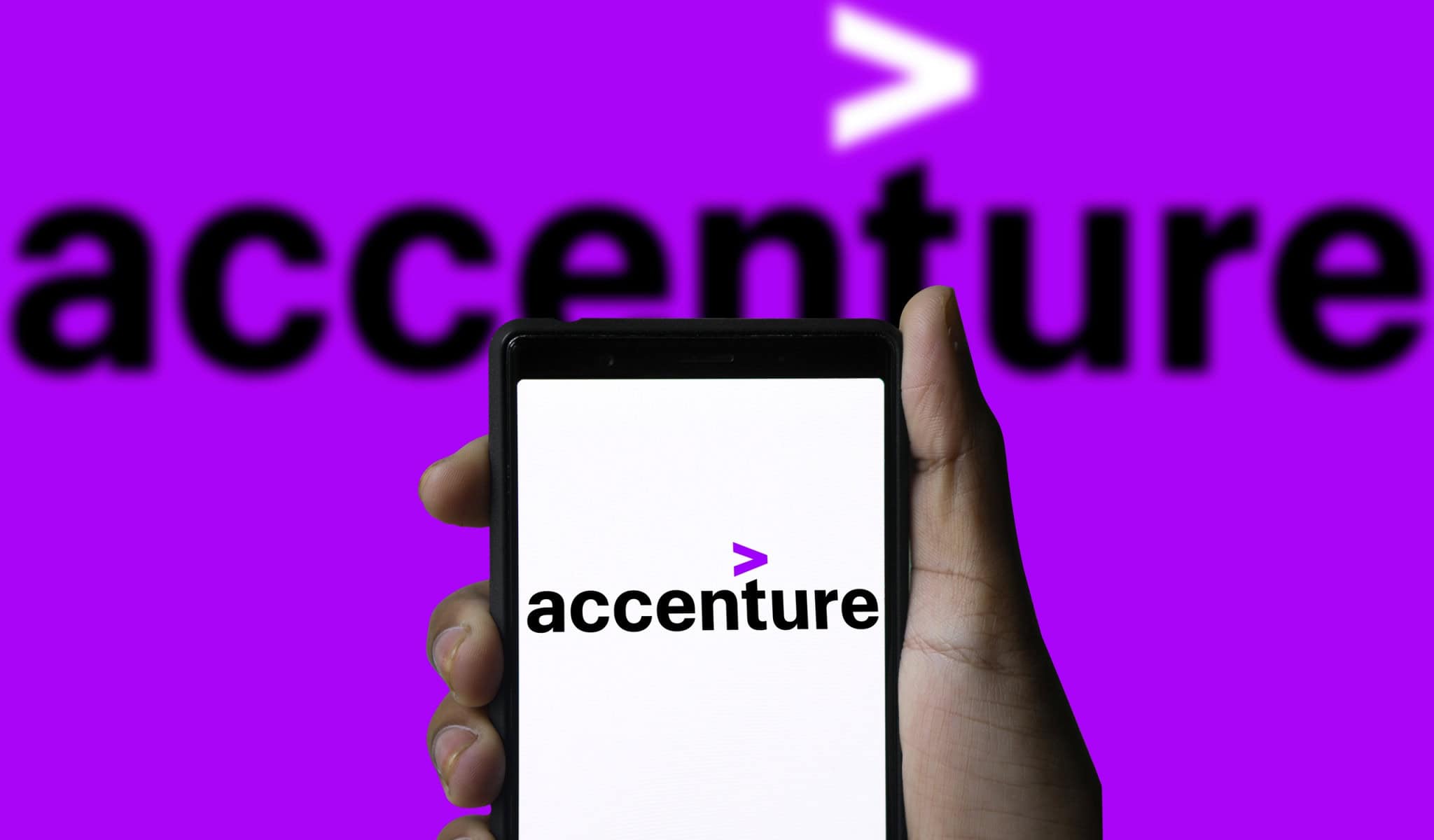 Logo da Accenture em um smartphone