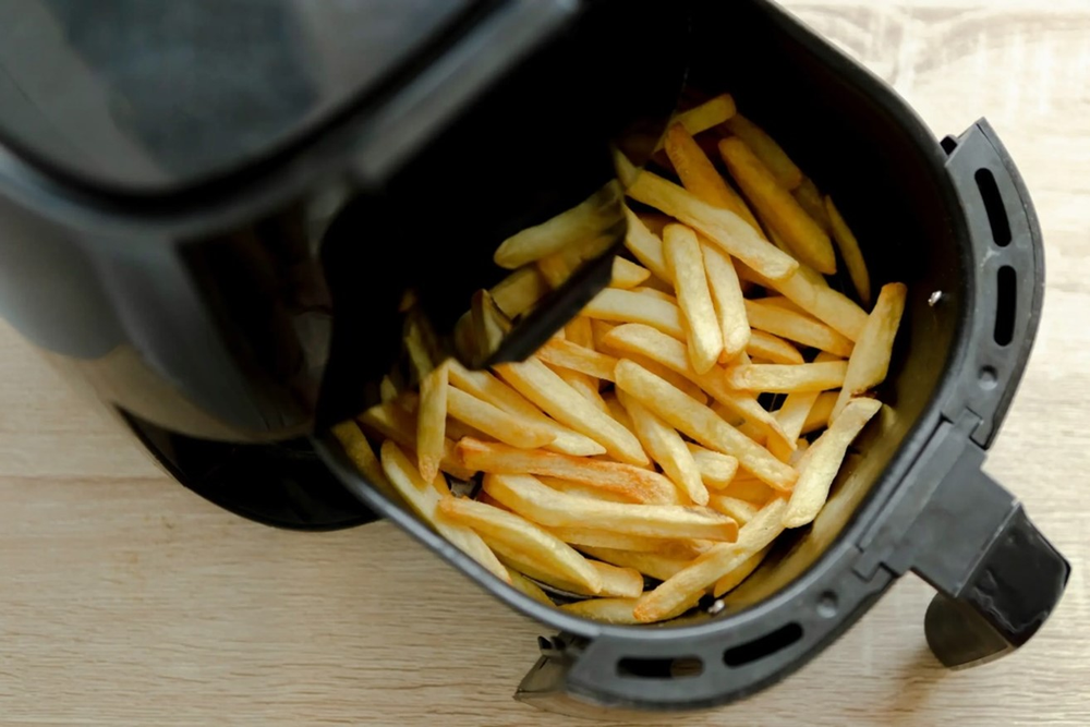 Pré-aquecer a air fryer antes de fazer batata frita é muito importante — Foto: Reprodução/Britânia