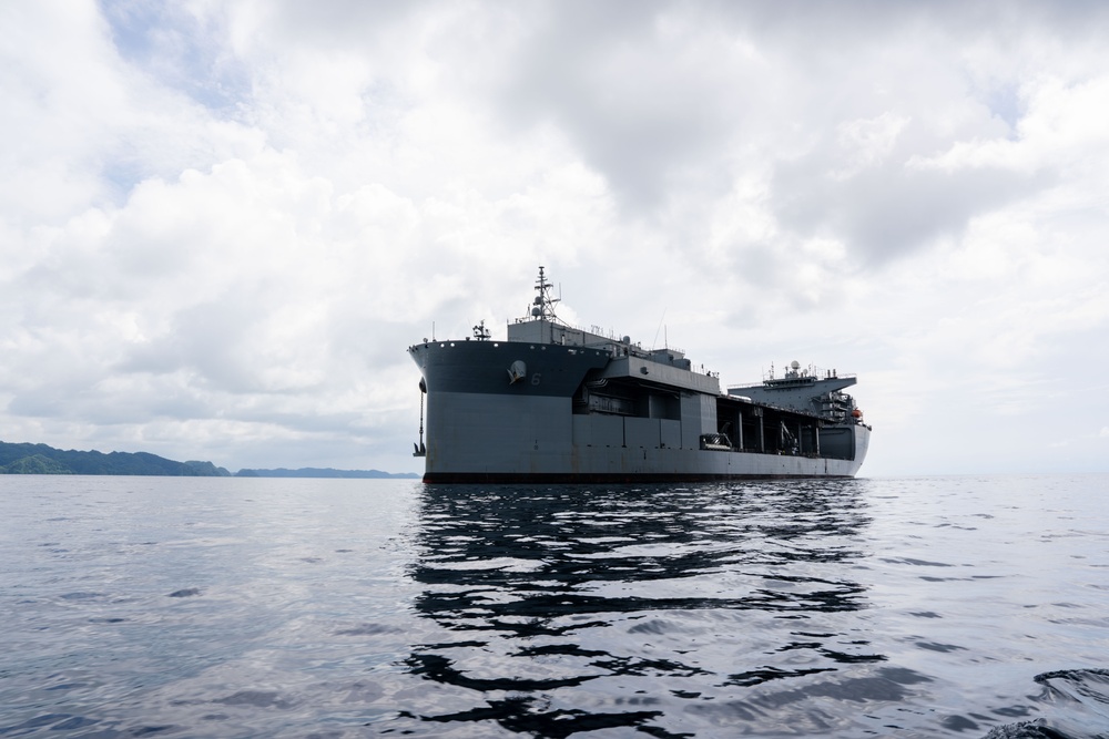 Imagem relacionada à notícia: USS John L. Cané (ESB) 6 ) chega em Koror, Palau, Setembro. 22, durante a Parceria do Pacífico 2025