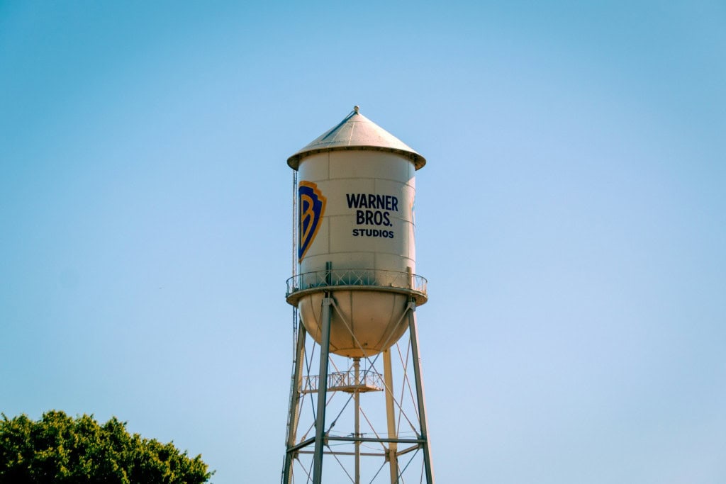 Paramount negocia acordo para tentar destravar compra da Warner Bros. Discovery por R$ 429 bilhões