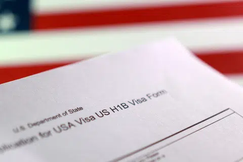 Trump amplia o impulso para vistos H-1B de US$ 128.000 por mais um ano