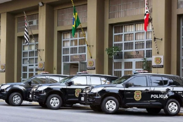 Homem confessa homicídio, deixa corpo de vítima dentro de geladeira e foge