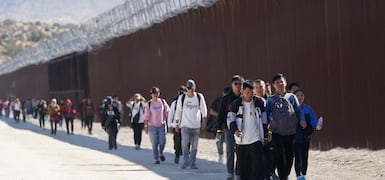 Imagem da matéria: Os especialistas em psicologia concordam: quem conversa com as mãos nos bolsos pode refletir insegurança.