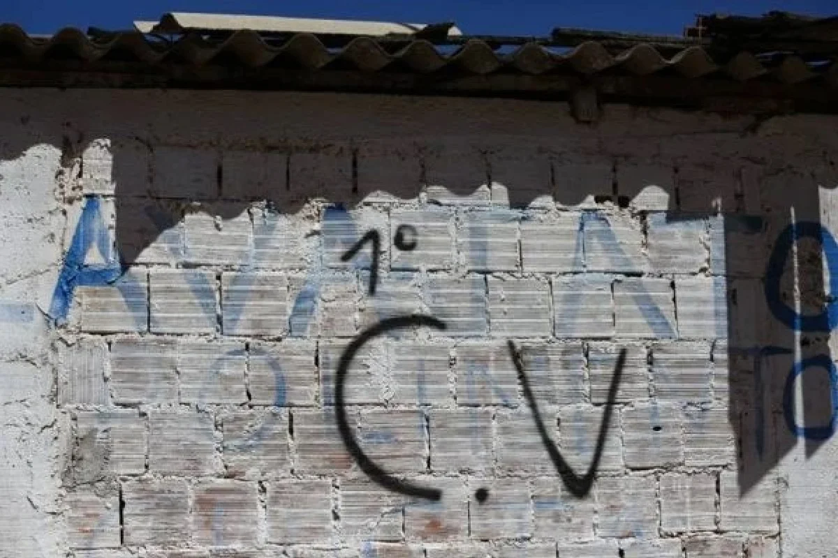 Guerra de facções: jovem é sequestrado após escola e tem 6 dedos decepados