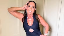 Neta de Leandro usa a mesma roupa que a mãe vestiu em foto com o cantor há 30 anos; veja