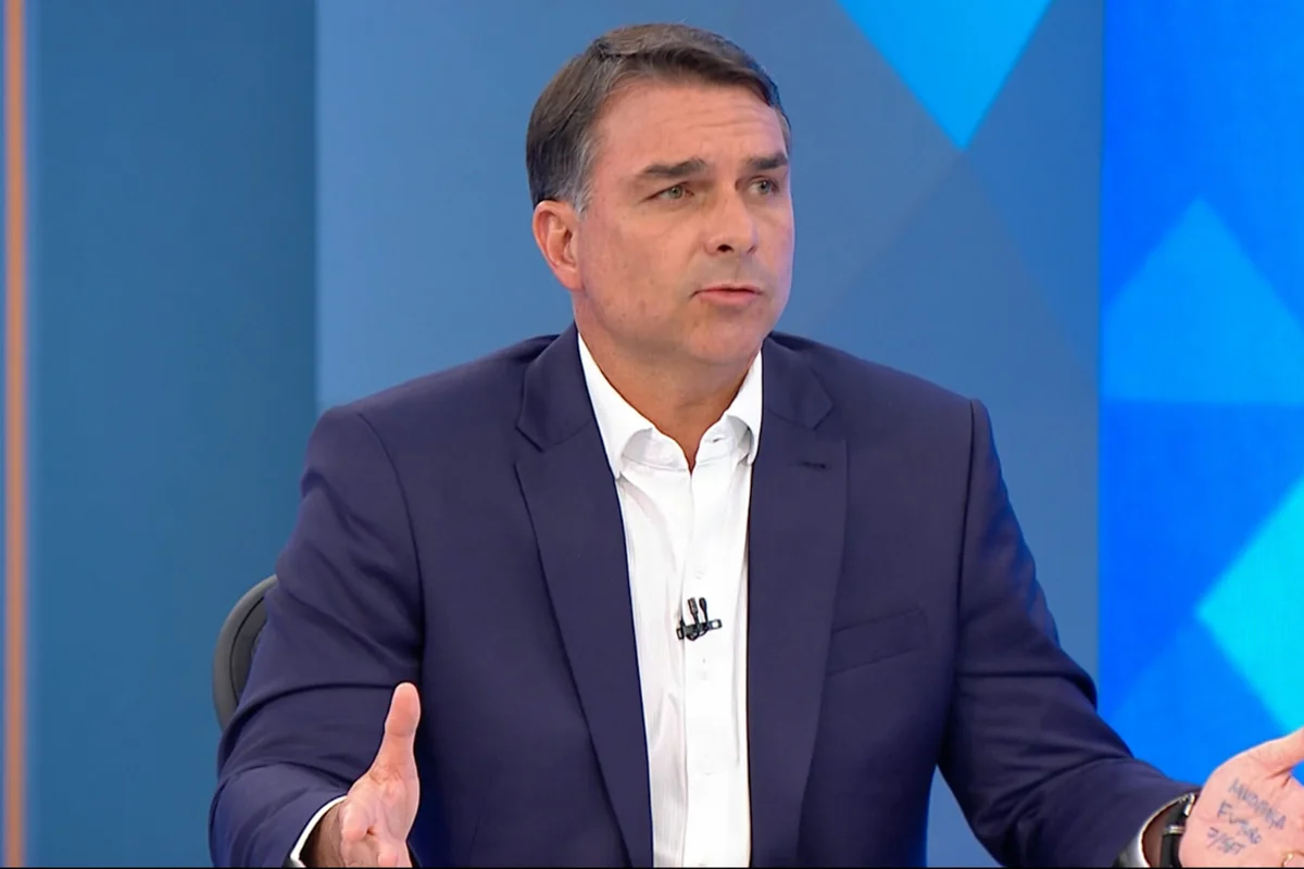 Candidato Flavio Bolsonaro durante debate no JN eleicoes 2026 metropoles