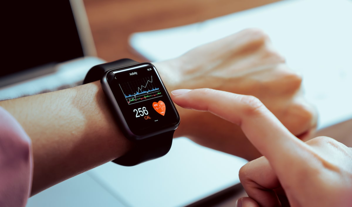 O smartwatch detectou batimentos acelerados: e agora? Devo ir ao pronto-socorro?