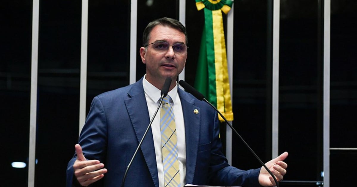 Flávio Bolsonaro diz que não existe ajuda de governo dos EUA nas eleições brasileiras