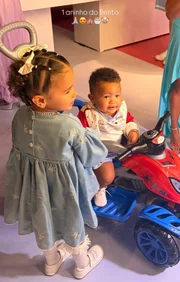 Bruna Biancardi mostra Mavie e Mel na festa de Bento, filho de Thiaguinho