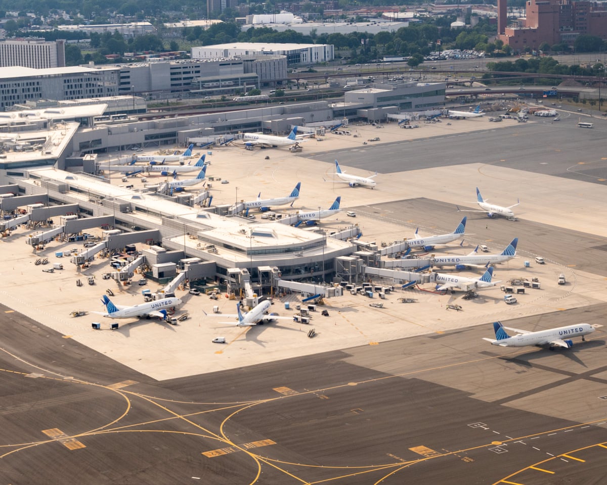 Voos suspensos em três aeroportos dos EUA enquanto órgão fiscalizador alerta sobre ameaça de hacking
