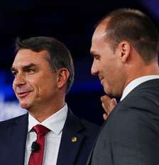 O senador brasileiro Flávio Bolsonaro e Eduardo Bolsonaro, filhos do ex-presidente do Brasil Jair Bolsonaro, participam da Conferência de Ação Política Conservadora (CPAC) dos EUA 2026, em Grapevine, Texas, EUA, em 28 de março de 2026. REUTERS/Callaghan O'Hare Foto: Reuters
