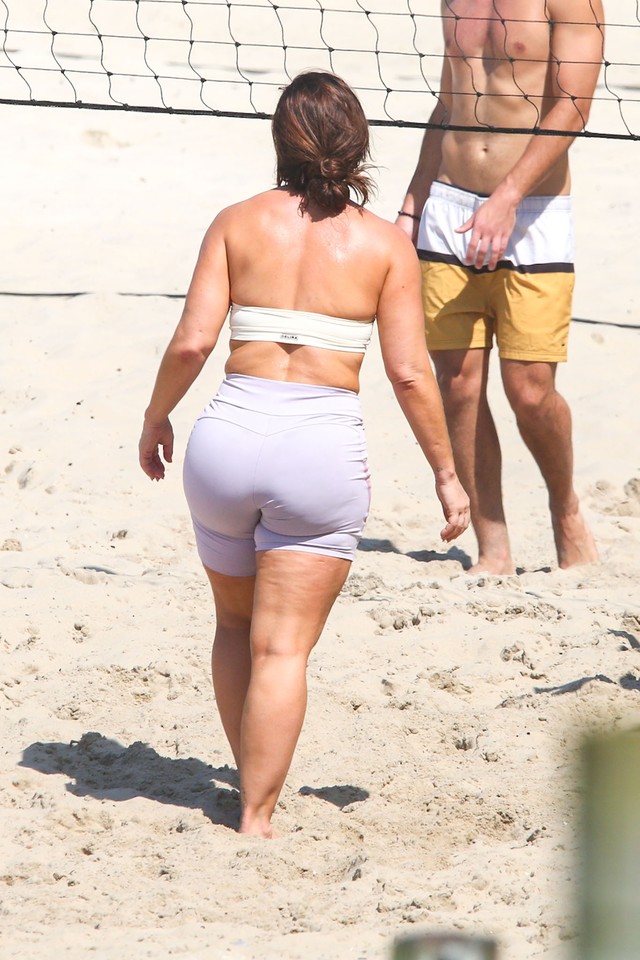 Paolla Oliveira treina futevôlei em praia carioca após anúncio como nova rainha da Imperatriz