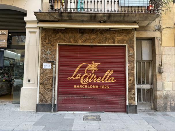 La persiana de La Estrella, la pastelería más antigua de Barcelona, abierta desde 1825.