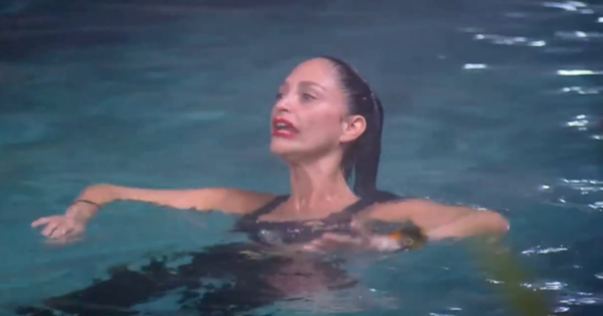 Proposital! Ariela Carasso pula na piscina e causa punição em A Fazenda