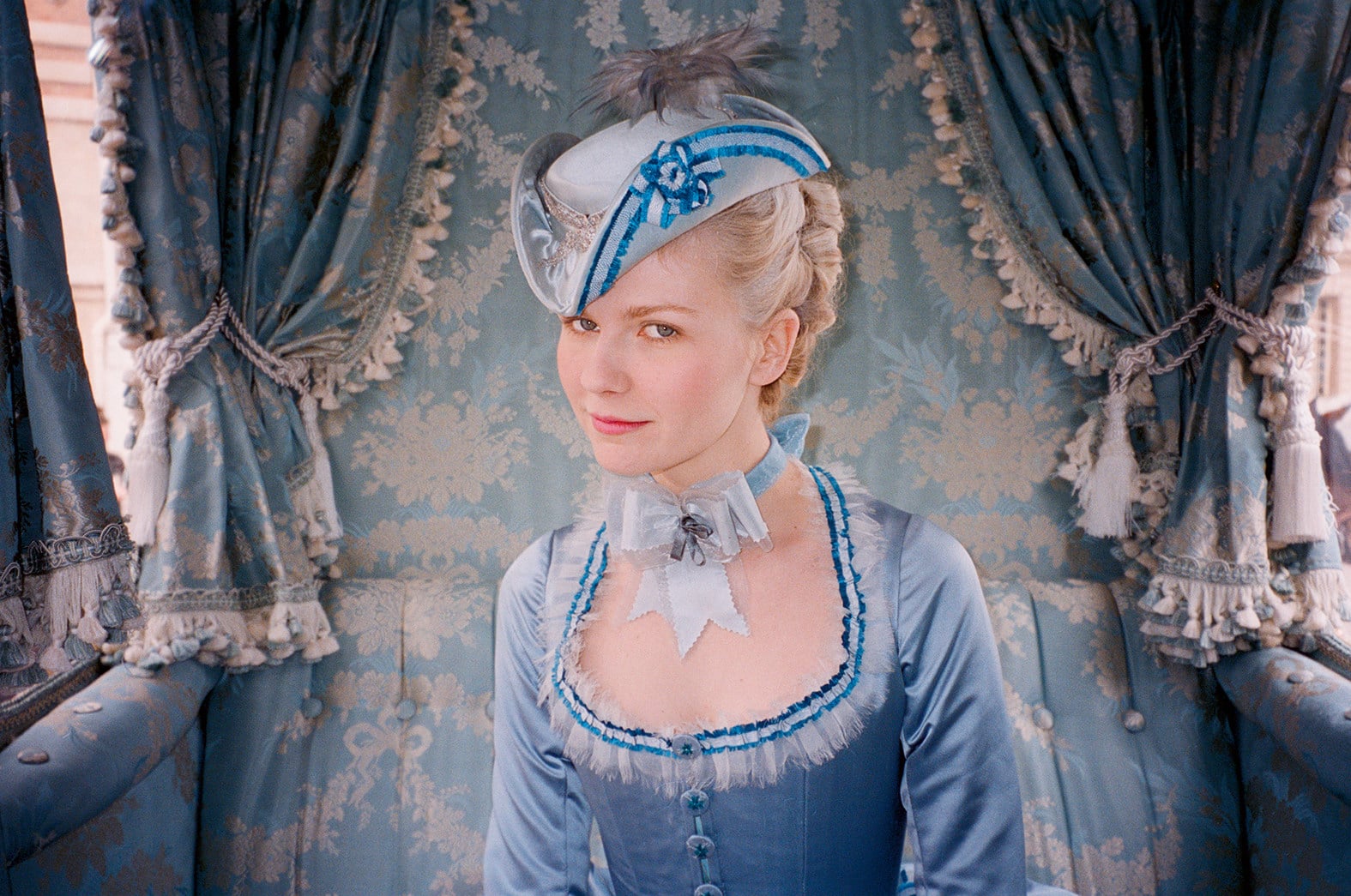 Kirsten Dunst com saltos Manolo Blahnik aparece no novo livro sobre Maria Antonieta