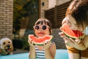 Dor nas costas pode ser aliviada com ponte de glúteos: veja como fazer