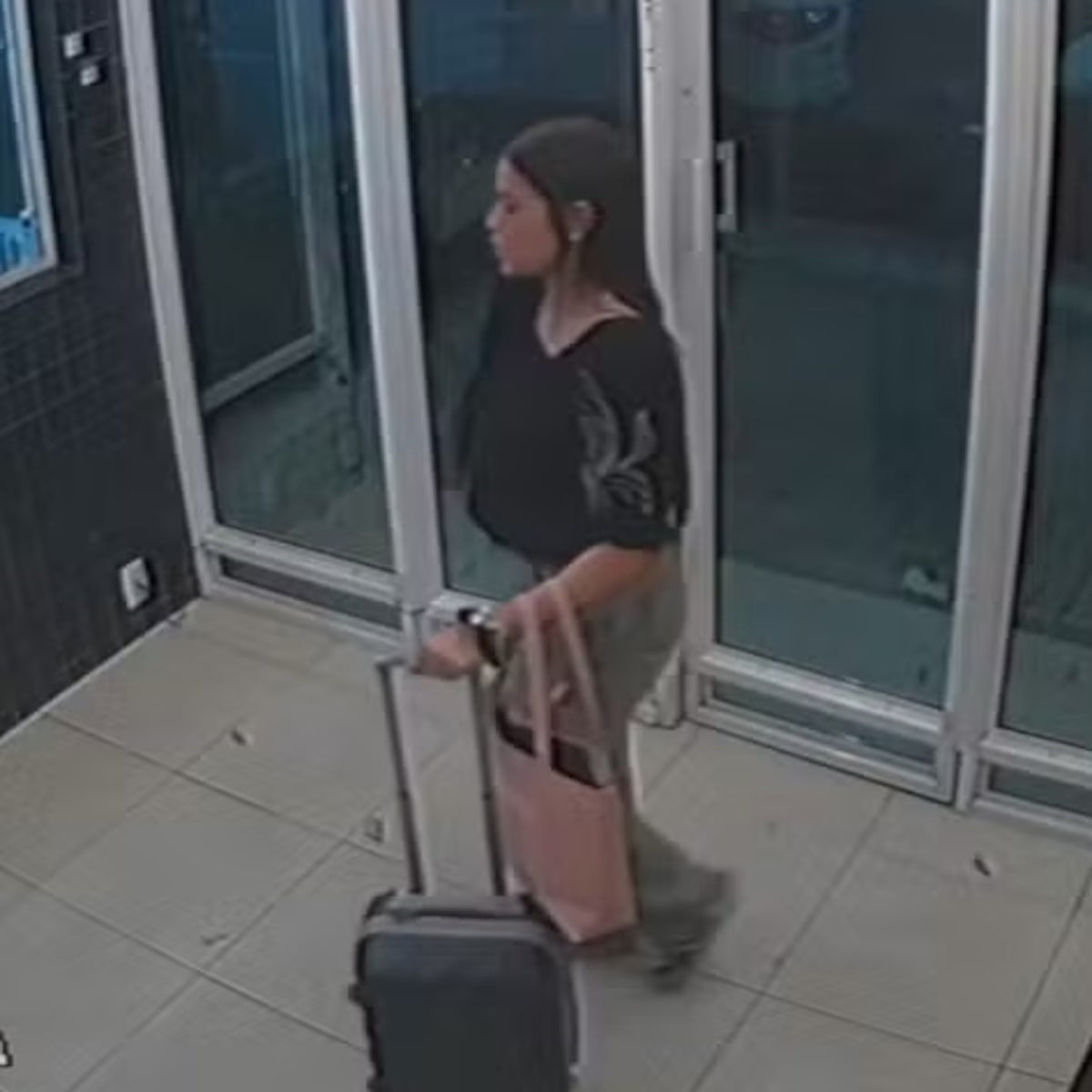Imagens mostram últimos momentos de estudante de Direito encontrada morta em pátio de condomínio