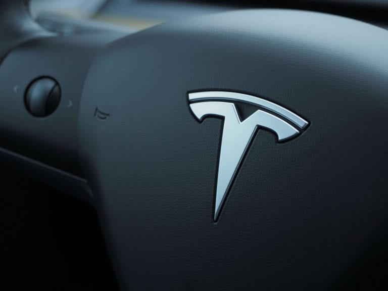 Tesla é julgada por acusações de discriminação racial contra trabalhadores negros nos EUA