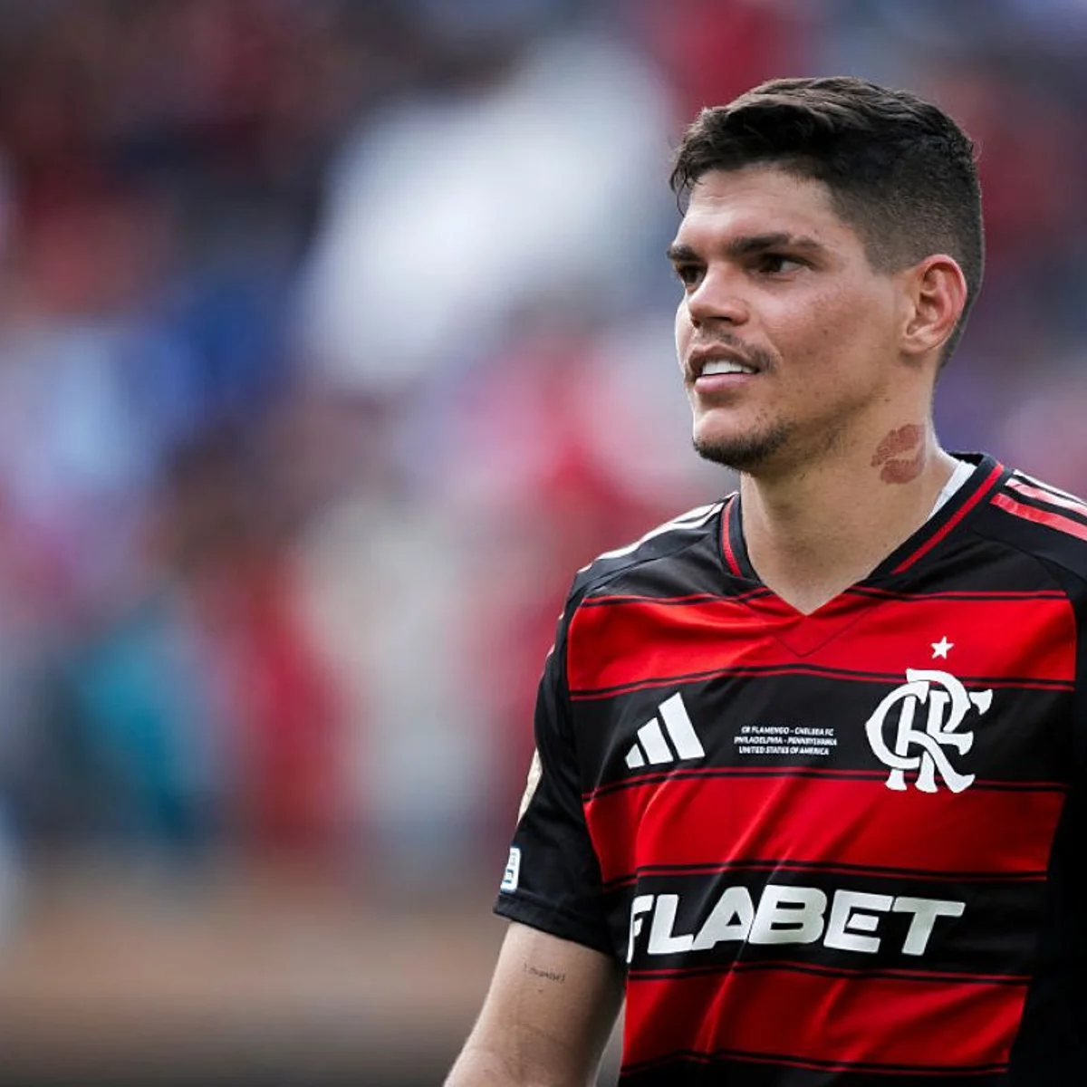 Flamengo confirma lesão de Ayrton Lucas após jogo contra o Bragantino