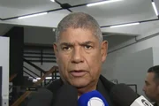 O ex-vereador Milton Leite saindo de delegacia em Mogi das Cruzes