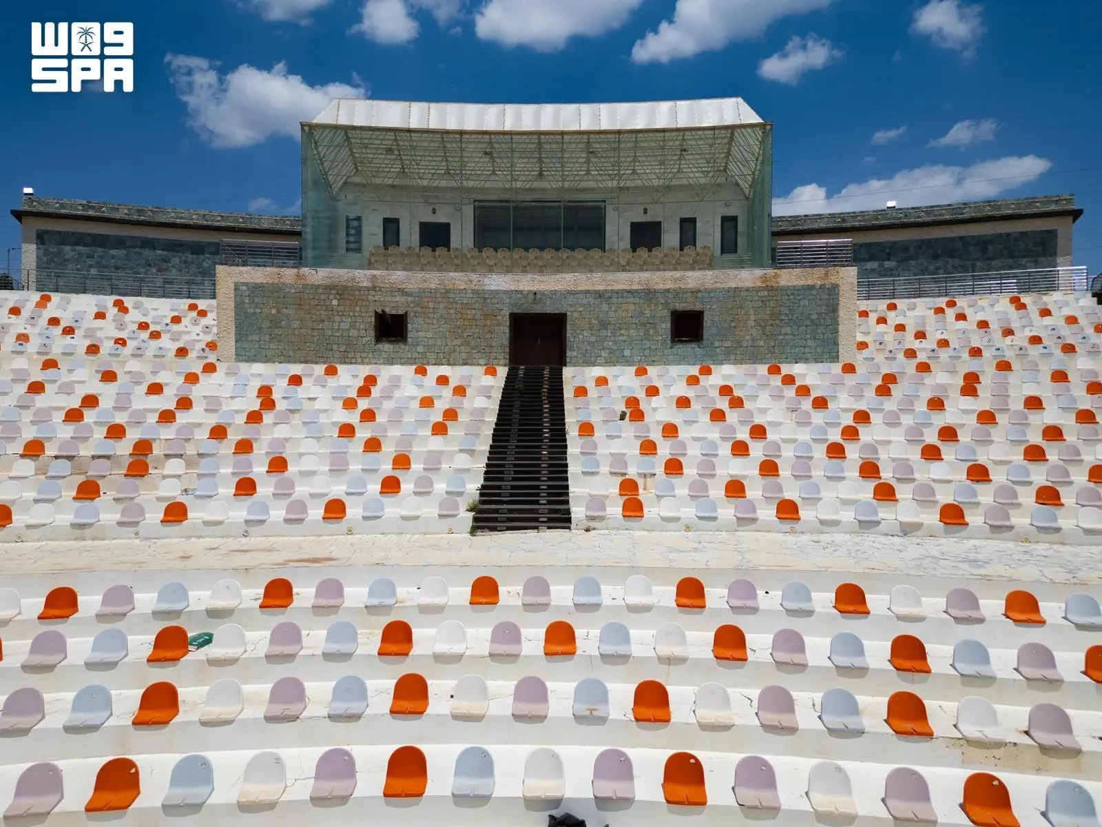 A lua brilha sobre os céus de Rafha para um evento global de observação