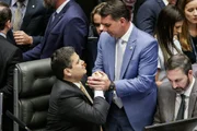 Alcolumbre e Flávio Bolsonaro (PL)