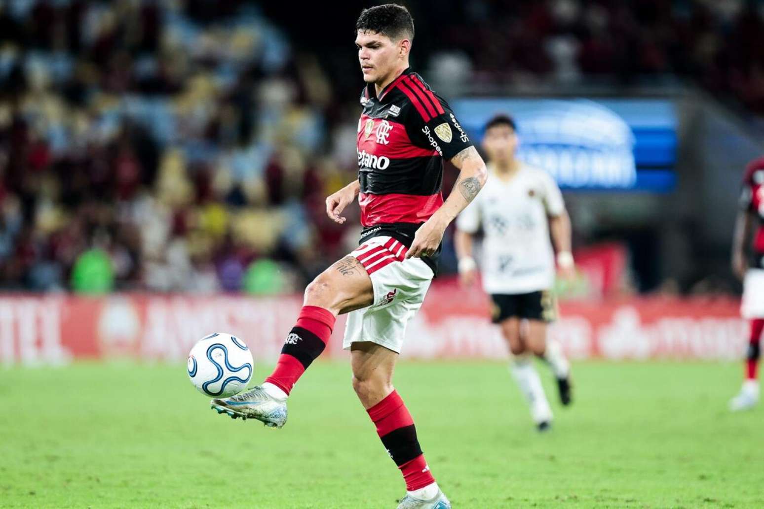 Ayrton Lucas vivia uma sequ&ecirc;ncia de 11 jogos seguidos como titular &ndash;