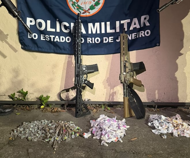 PM deixa suspeito morto e apreende dois fuzis após confronto em comunidade da Penha, no Rio