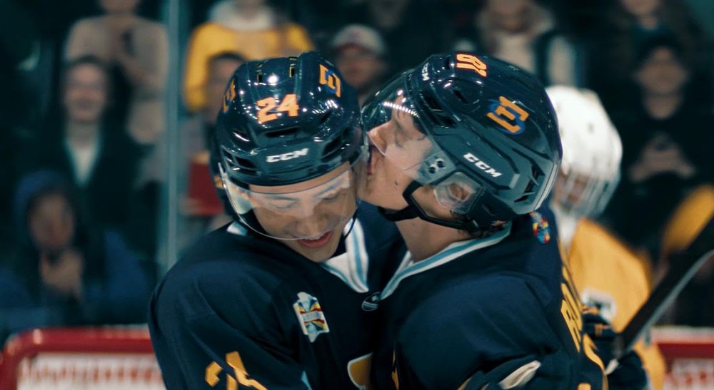 Rivalidade Ardente acompanha o romance entre dois jogadores de hóquei no gelo — Foto: Reprodução/IMDb