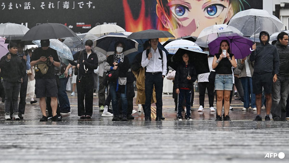 Um tufão se aproxima do leste do Japão, provocando alertas de inundações e deslizamentos de terra