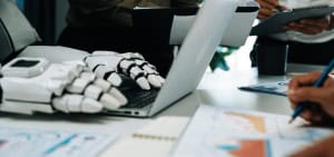 52% dos brasileiros temem avanço da inteligência artificial e 42% acreditam que tecnologia vai reduzir empregos