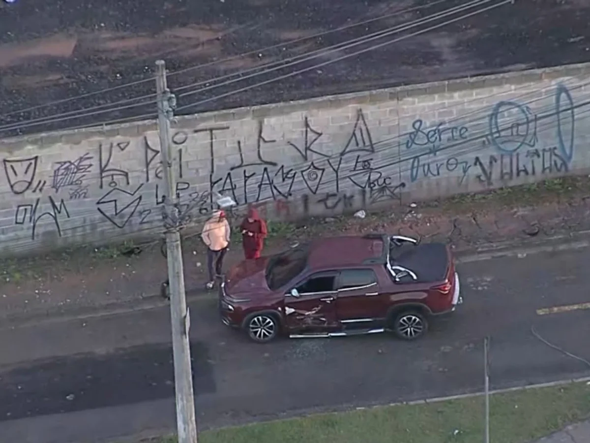 Acidente de trânsito com 3 veículos deixa 2 mortos em Taboão da Serra