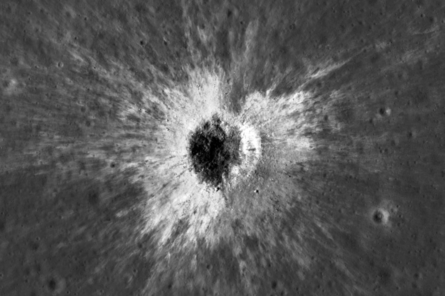 NASA descobre novo e enorme cráter na Lua